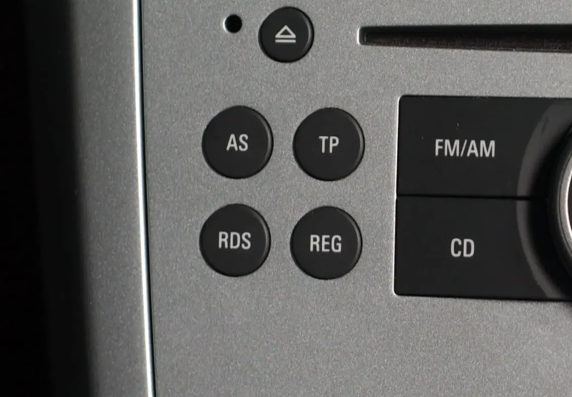 Przyciski radia samochodowego: AS, TP, RDS, REG, FM/AM, CD. RDS to system, który wyświetla nazwy stacji radiowych.