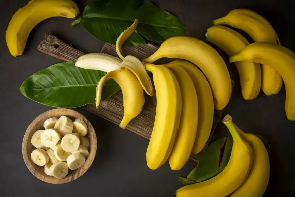 Un tas de bananes mûres, certaines pelées, et des rondelles dans un bol en bois. Un délice pour la ferritine !