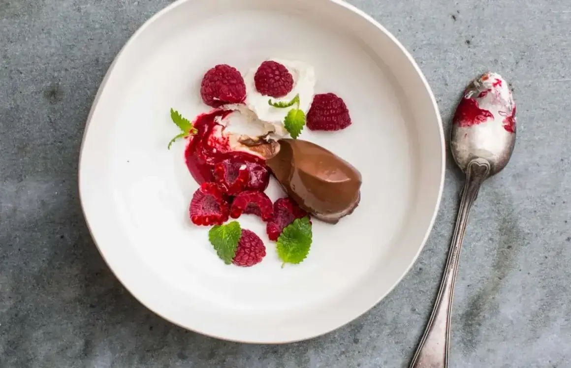 Chokladpudding med hallon och mynta. Ett elegant chokladpudding recept som ser lika gott ut som det smakar.