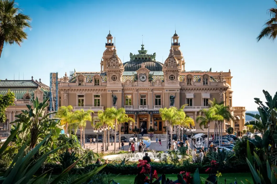 Kasyno Monte Carlo, symbol 2 najmniejszy kraj na świecie, otoczone palmami i bujną zielenią.