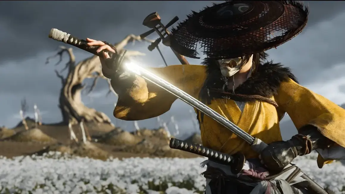 Ein Samurai mit Maske und gelbem Gewand zieht sein glänzendes Schwert. Ein Ausblick auf Ghost of Tsushima 2.