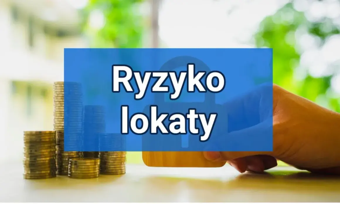 Stosy monet i dłoń trzymająca kartę, na niebieskim tle napis "Ryzyko lokaty".