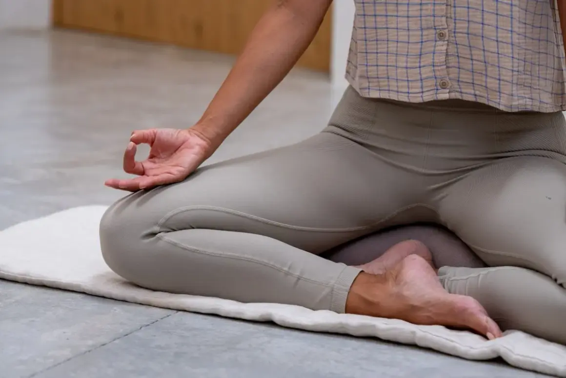 Persona meditando en postura de loto, explorando qué es el tantra yoga.