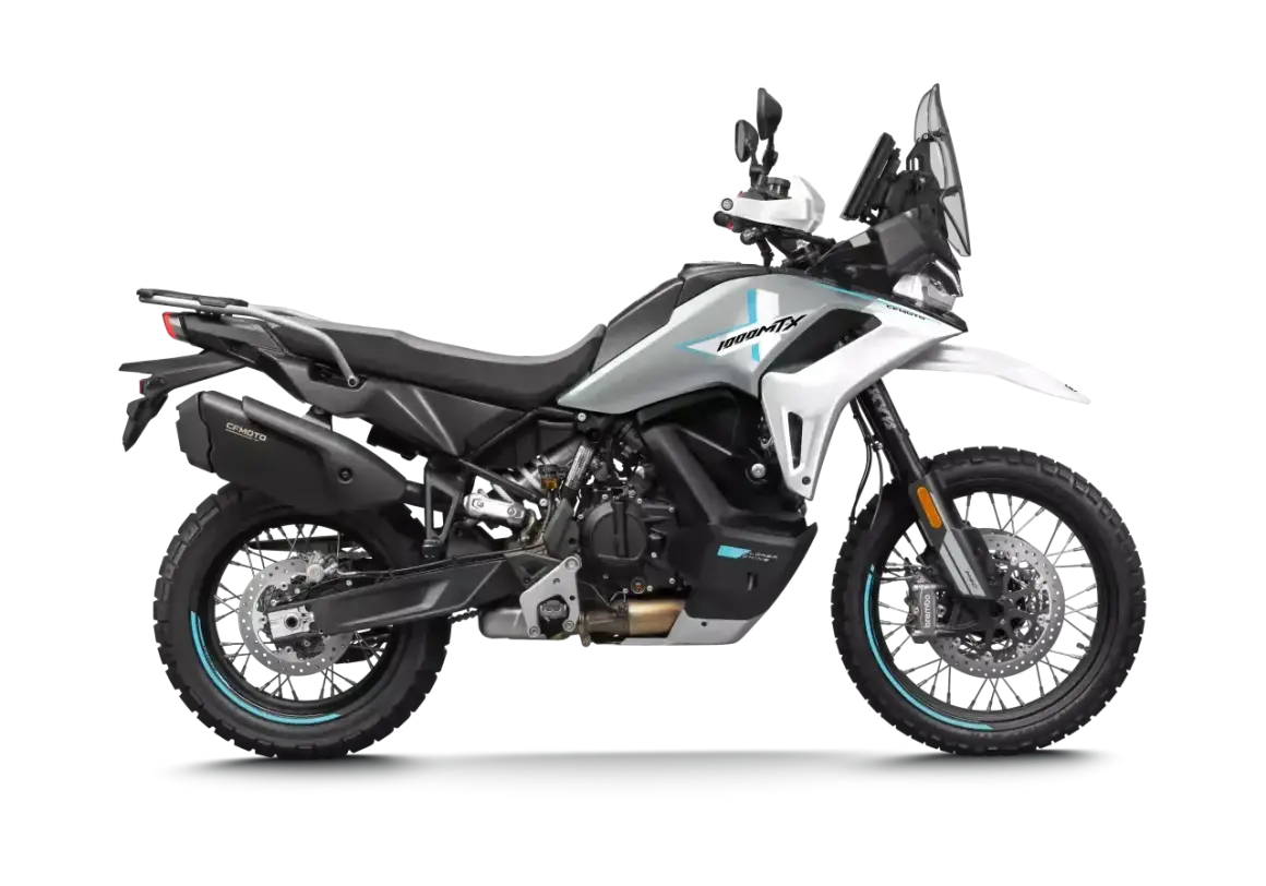 Una moto de aventura blanca y plateada, modelo 1000MTX de CF Moto, lista para explorar.