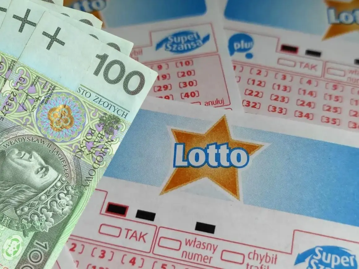 Banknot 100 zł leży obok kuponów Lotto. Czy tym razem będzie to trafiony wybór, czy jednak chybił trafił?
