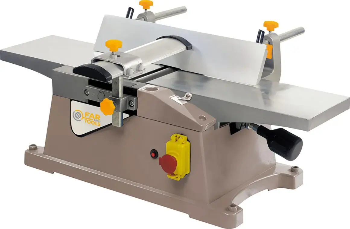 Une dégauchisseuse FAR TOOLS, machine à bois avec tables métalliques, guide réglable et boutons de commande jaunes et rouges.