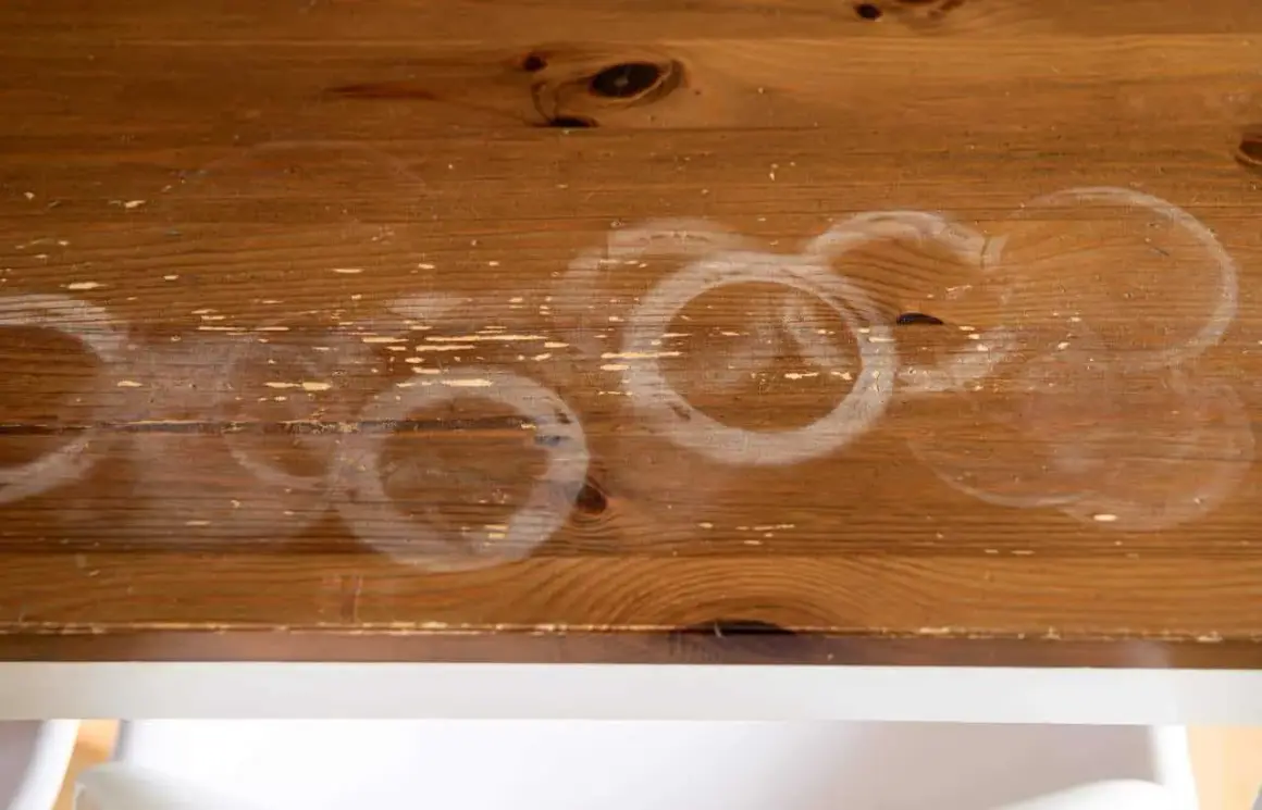 Cercles blancs sur bois : une tache de chaleur laissée par une tasse chaude.