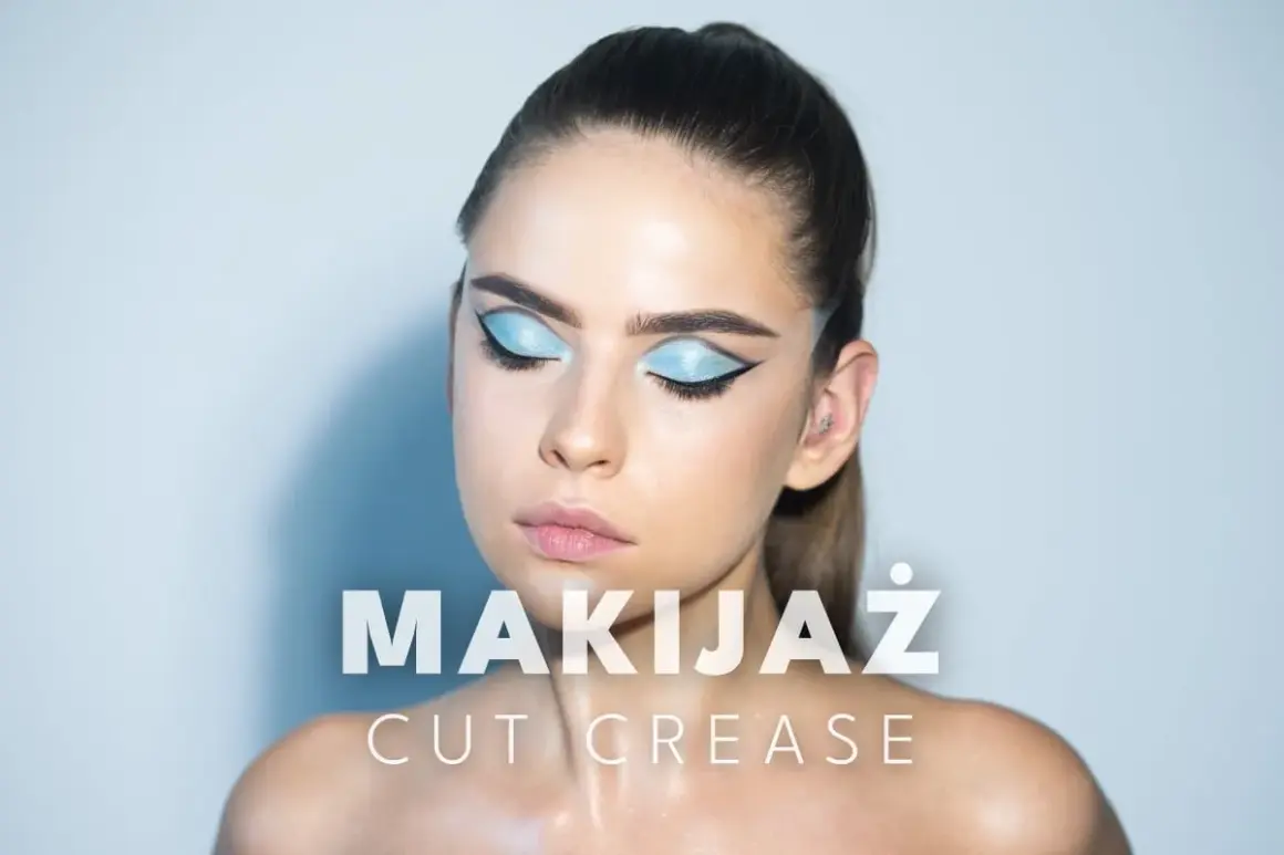 Modelka z błękitnym makijażem oczu w stylu cut crease, z wyraźną kreską eyelinera.