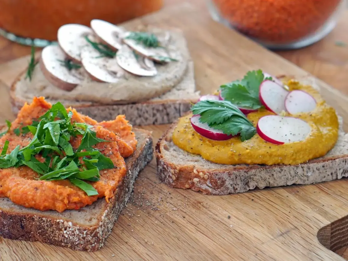 Herzhafte Brotaufstriche selber machen: Rote Linsen-Aufstrich mit Rucola, Pilz-Aufstrich mit Dill und gelber Aufstrich mit Radieschen auf Vollkornbrot.
