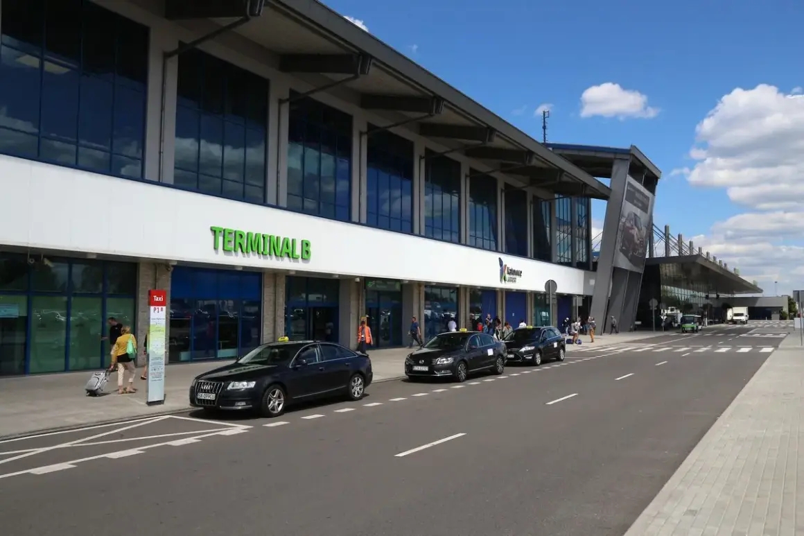 Taksówki czekają przed Terminalem B lotniska Katowice-Balice, gotowe na podróż do Krakowa.