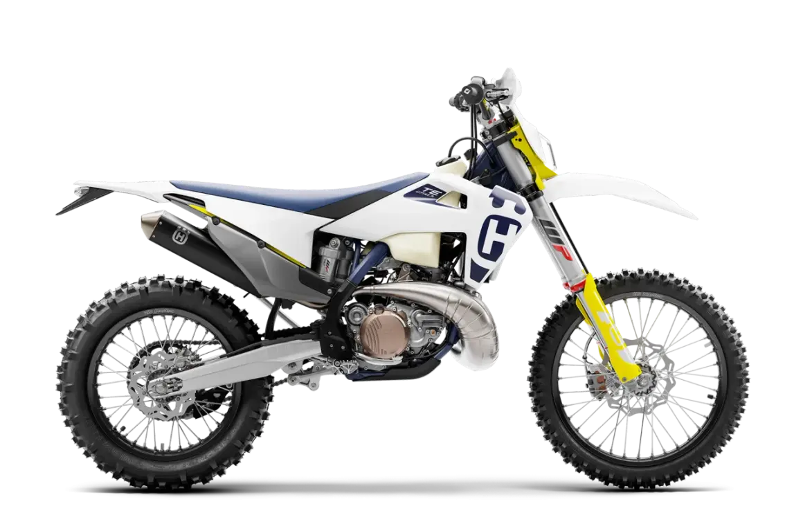 Biały motocykl Husqvarna 250 2t z niebieskim siedzeniem i żółtymi akcentami, gotowy na terenowe wyzwania.