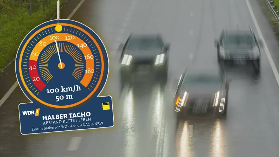 Tacho-Anzeige zeigt 100 km/h bei 50 m Abstand. Kampagne "Halber Tacho" mahnt zu mehr Sicherheitsabstand auf nasser Fahrbahn.