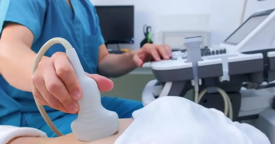 Lekarz wykonuje USG jamy brzusznej, badanie kluczowe dla diagnostyki trzustki.