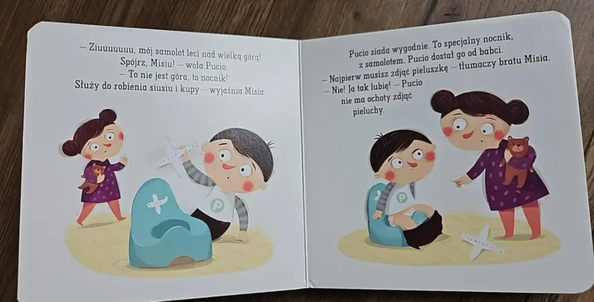 Pucio u dentysty? Nie, to nocnik! Misia tłumaczy, że to specjalny nocnik z samolotem, ale Pucio nie chce zdjąć pieluchy.