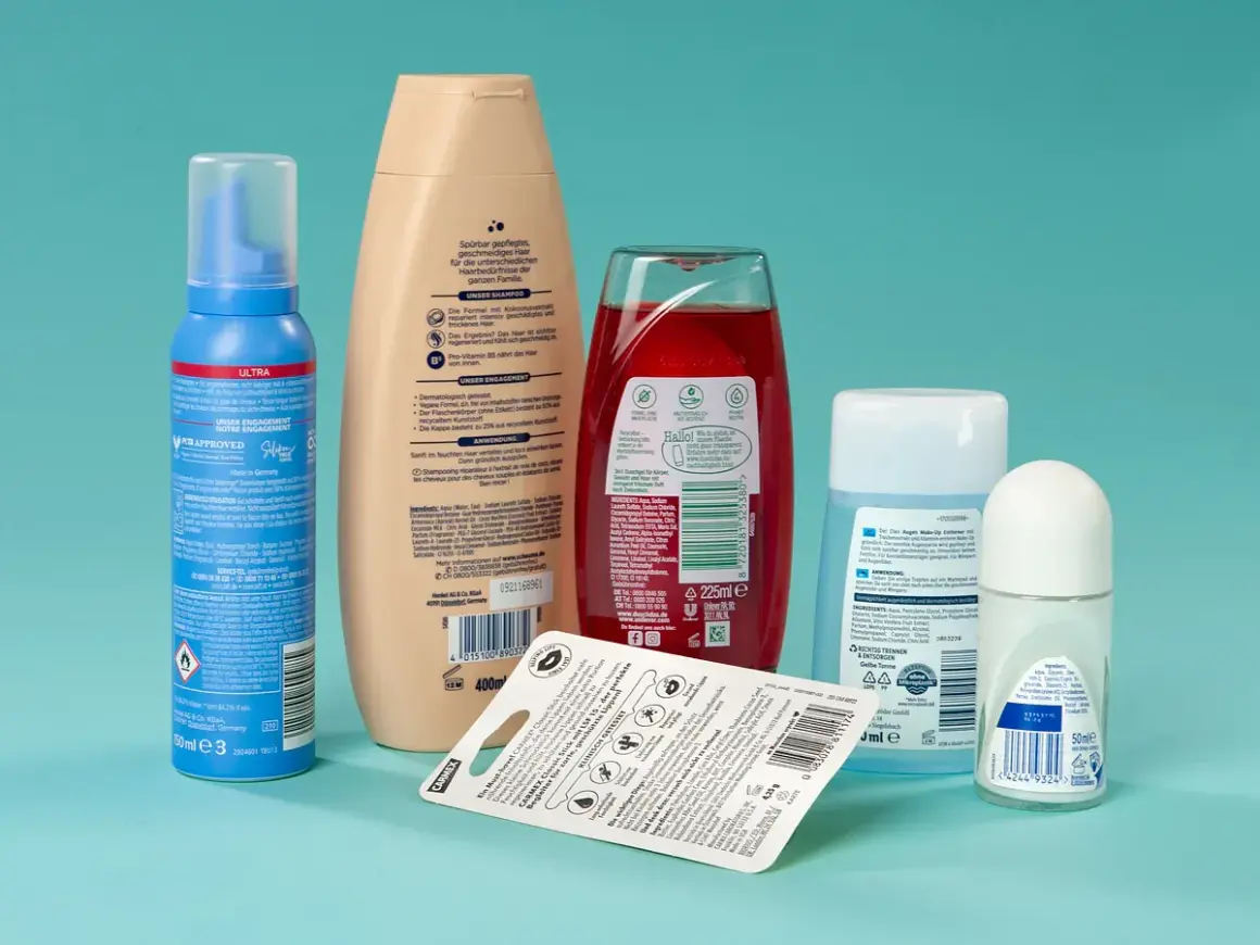 Kosmetikprodukte: Schaumfestiger, Shampoo, Duschgel, Deodorant-Roller und Lippenbalsam. Inhaltsstoffe wie Hexyl Benzoate sind oft enthalten.