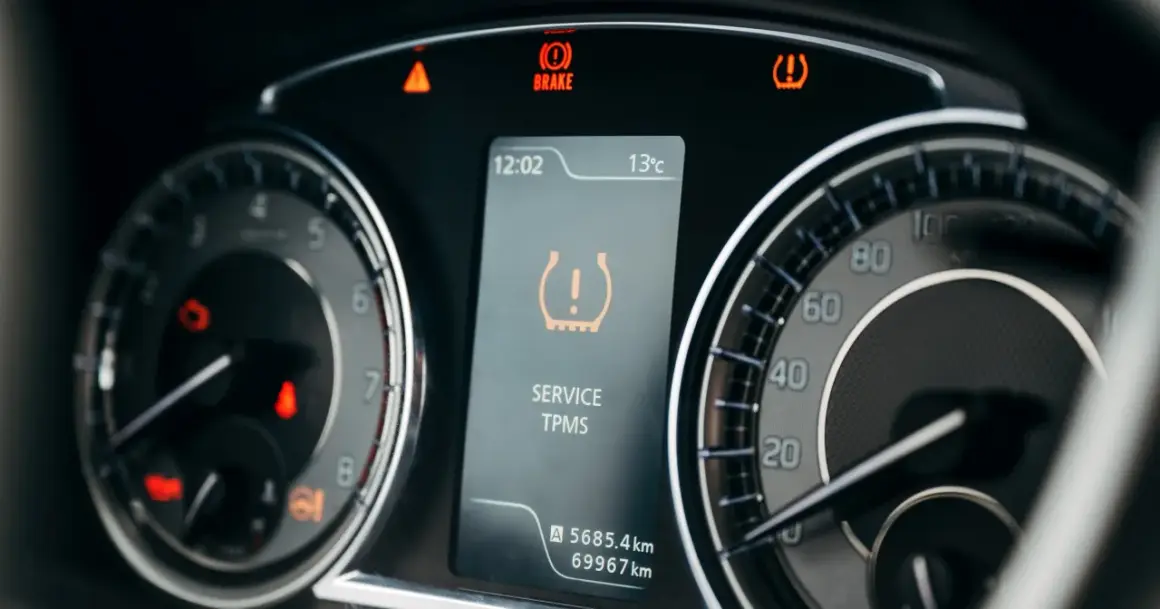 Na desce rozdzielczej świeci się kontrolka cisnienia opon TPMS, informując o konieczności serwisu.