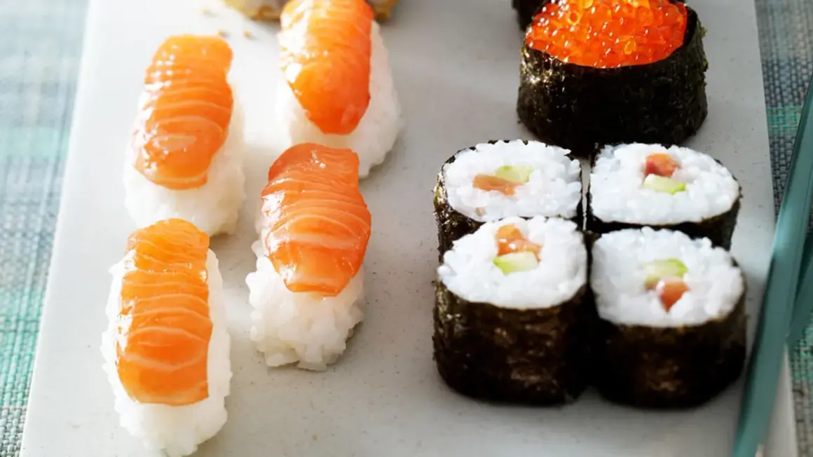 Frisches Sushi mit Lachs selber machen ist einfach! Hier Nigiri mit Lachs und Maki-Rollen mit Gurke und Lachs.