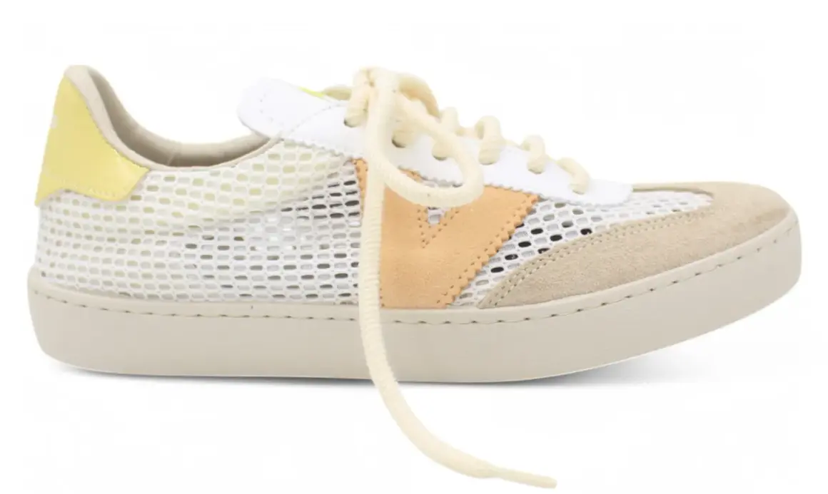 Sneaker bianca e beige con dettagli in camoscio e giallo. La rete traspirante e i lacci chiari rendono queste victoria calzature perfette per l'estate.