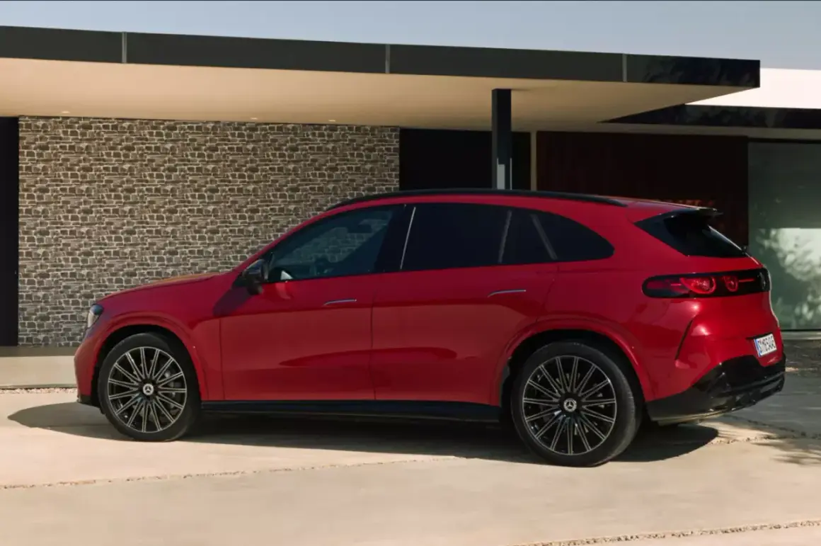 Czerwony Mercedes-Benz GLC, zgrabny SUV, idealny do miasta i na dalsze trasy. Sprawdź jego wymiary!