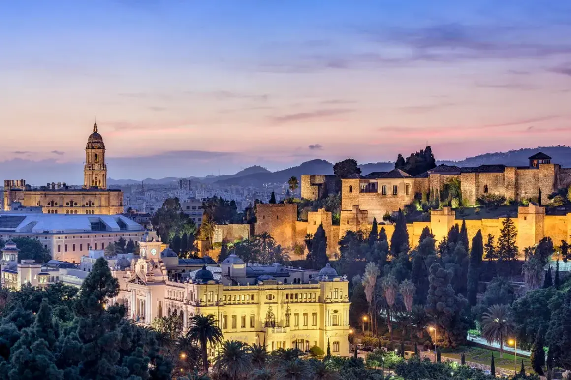 Vacker kvällssilhuett av Malagas silhuett med Alcazaba och katedralen. Mycket att se i Malaga!