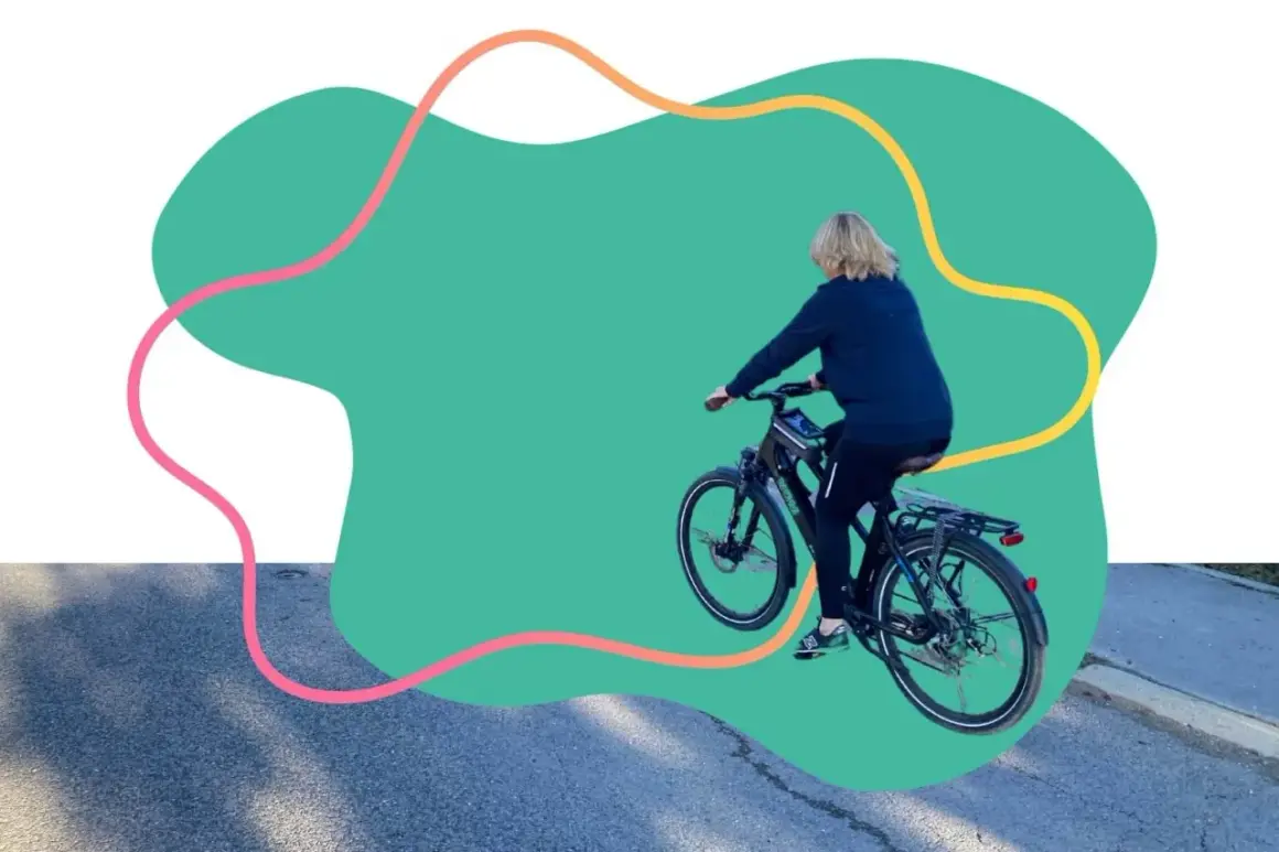 Une personne fait du vélo, un exemple de mobilité douce. Le vélo est un moyen de transport écologique et sain.