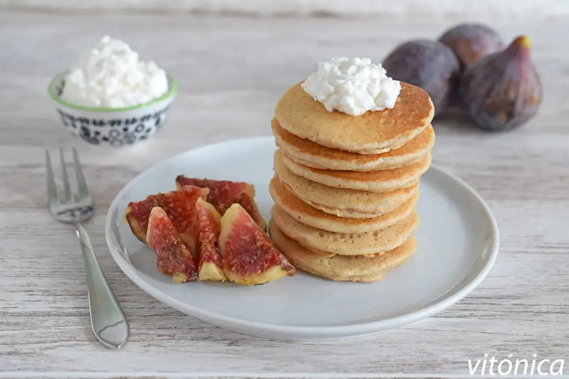 Pancakes con queso cottage y higos, una deliciosa receta para el desayuno.