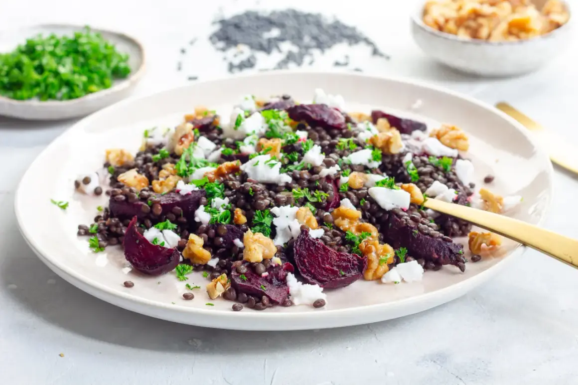 Leckerer Rote Bete-Linsen Salat mit Feta und Walnüssen, garniert mit Petersilie. Ein bunter und gesunder Genuss.