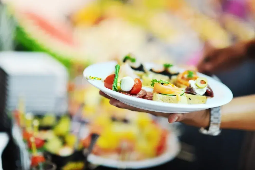 Catering w kosztach firmowych? Jak rozliczyć posiłki i uniknąć błędów?
