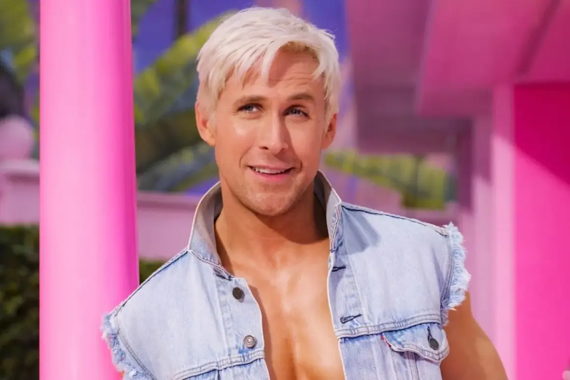 Ryan Gosling som Ken i Barbie-filmen, med blont hår och jeansväst, i en rosa värld.
