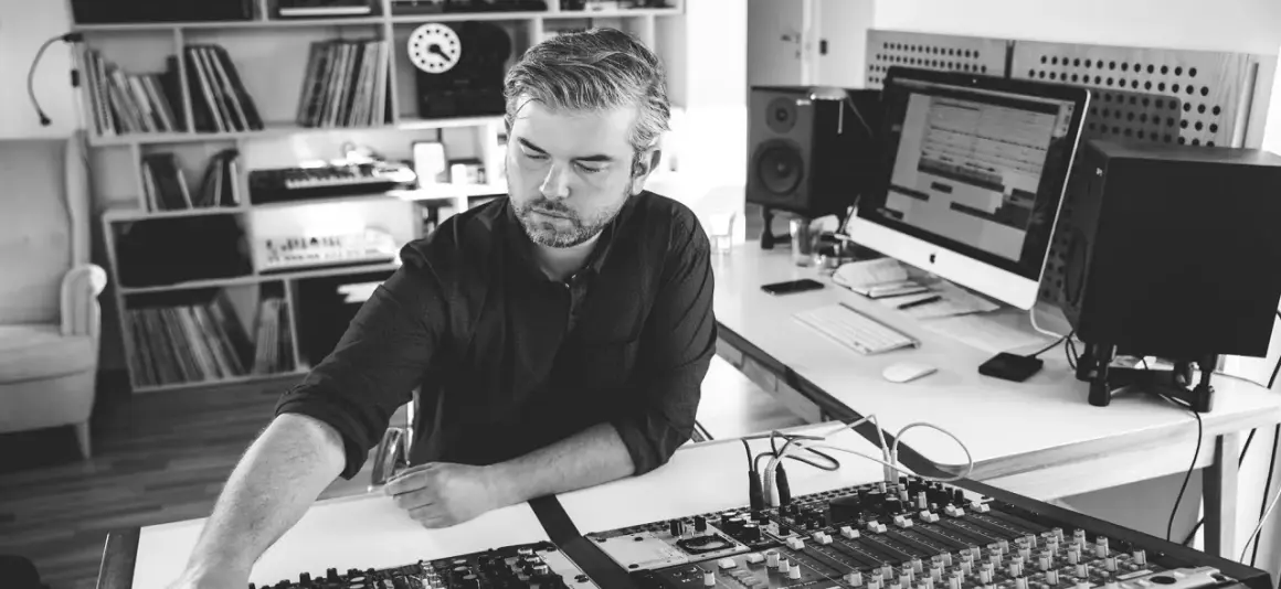 Mikołaj Bugajak pracuje nad nowymi utworami muzyki klasycznej w swoim studiu.