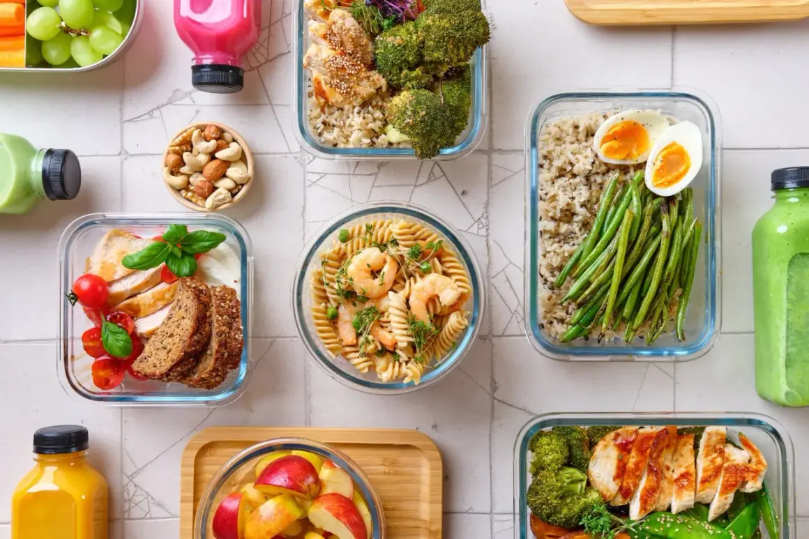 Gesunde Mahlzeiten für Meal Prepping: Hähnchen, Garnelenpasta, Reis mit Bohnen und Ei, Obst und Smoothies.