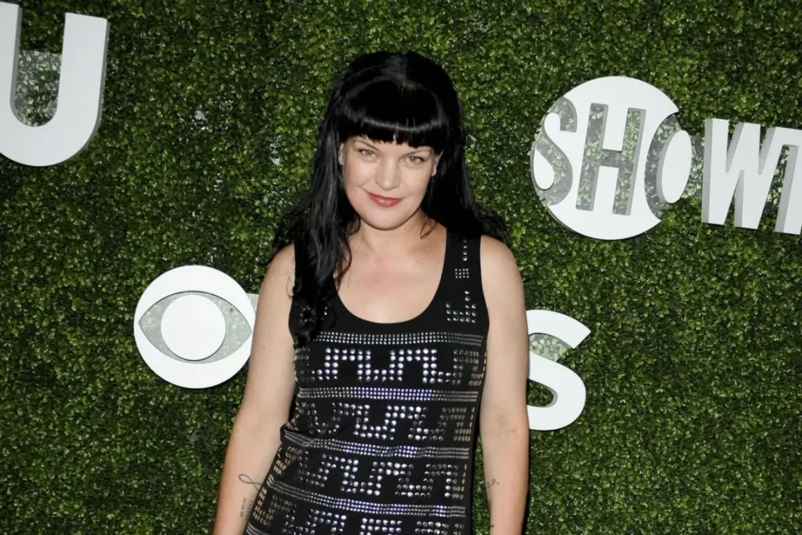 Abby Sciuto von NCIS heute: Die Schauspielerin Pauley Perrette posiert vor einem grünen Hintergrund mit CBS-Logos.