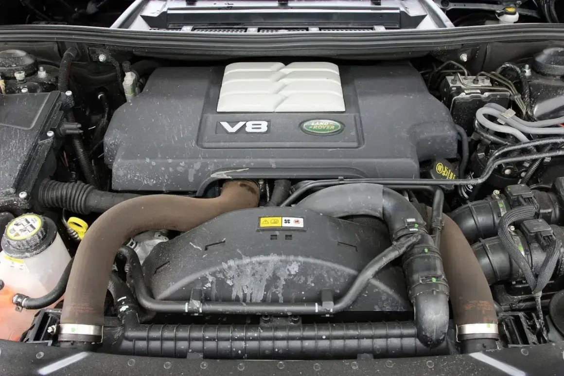 Silnik V8 w Range Rover L322, gotowy do pracy.