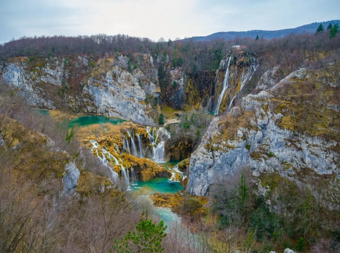 Wodospady i turkusowe jeziora w Parku Narodowym Jeziora Plitwickie tworzą malowniczy krajobraz.