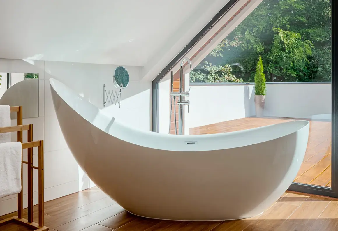 Baignoire îlot moderne, en acier ou acrylique, avec vue sur la nature.