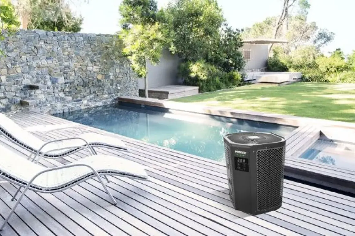 Une pompe à chaleur silencieuse chauffe la piscine, avec des chaises longues sur la terrasse en bois.