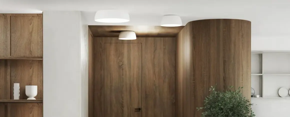 Nowoczesne wnętrze z drewnianymi panelami i minimalistycznym plafonem loft.