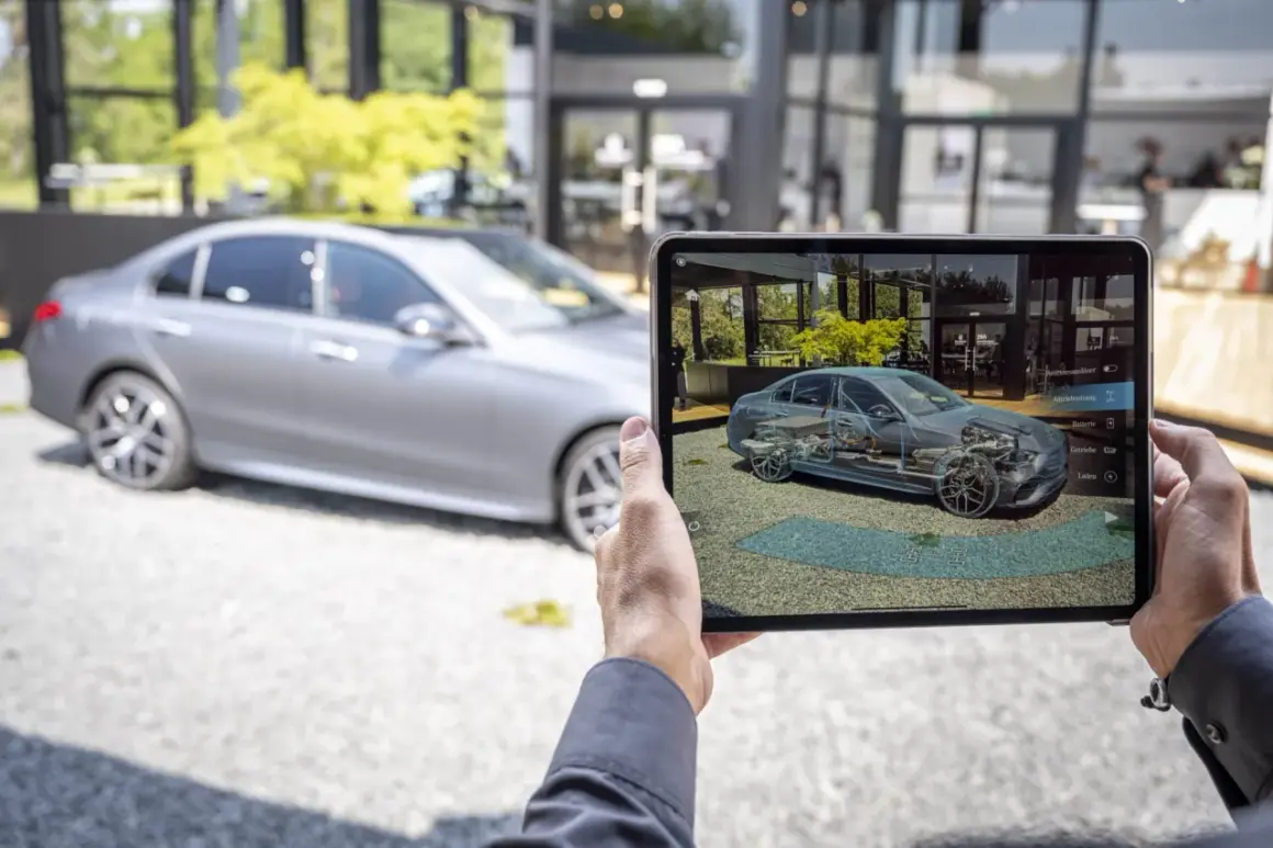 Persona usa una tablet para ver un modelo 3D de un Mercedes, mostrando los componentes internos para entender los mantenimientos.