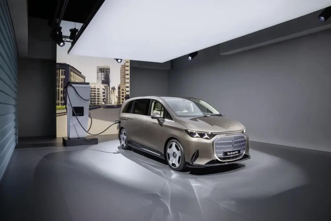 Voiture électrique branchée à une borne. Est-ce que les voitures électriques sont automatiques ? Ce modèle semble prêt à l'emploi.