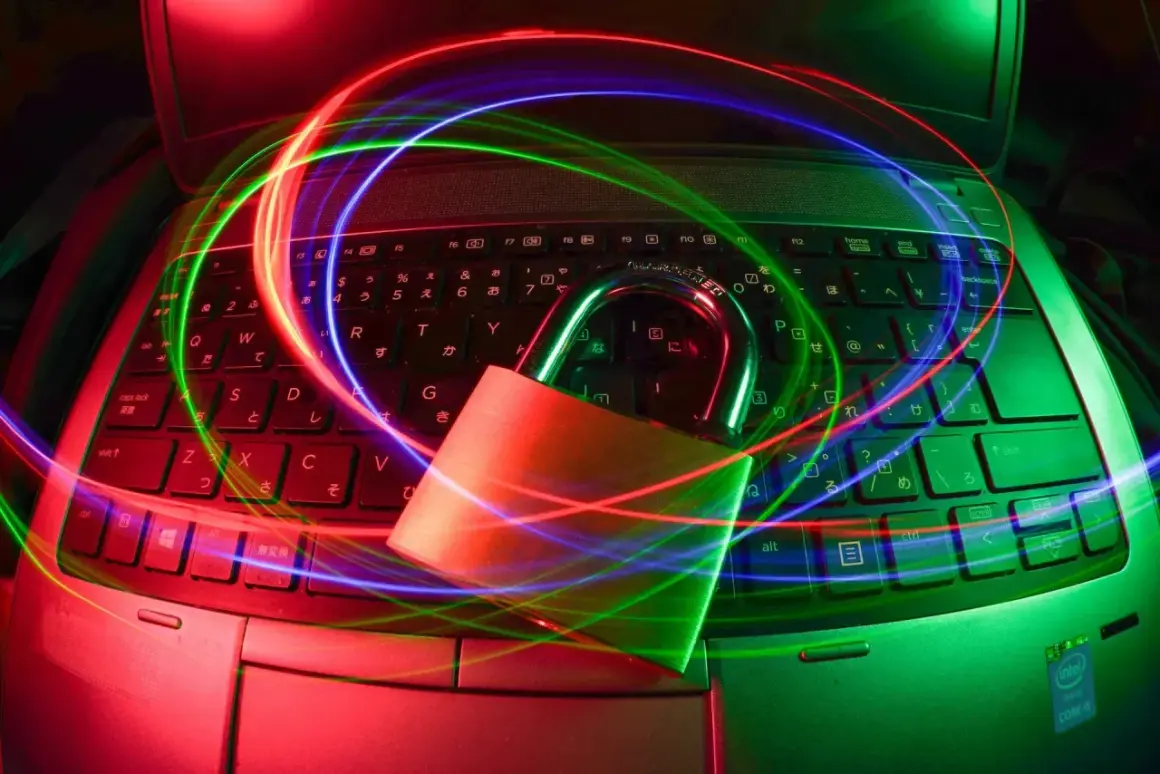 Kłódka na klawiaturze laptopa otoczona kolorowymi światłami, symbolizująca darmowy antywirus na laptopa i bezpieczeństwo danych.