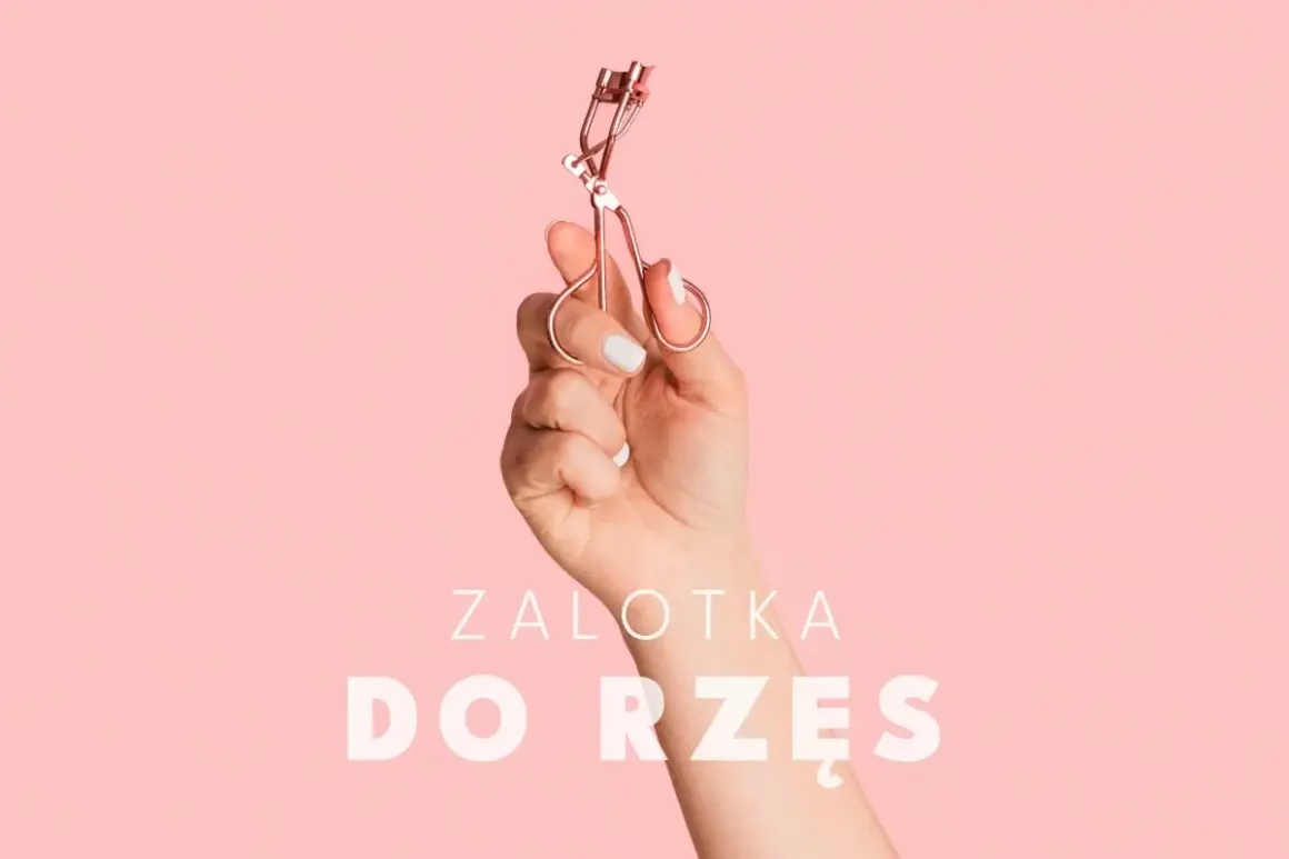 Dłoń trzyma zalotkę do rzęs. Czy zalotka niszczy rzęsy? Dowiedz się, jak jej używać, by ich nie uszkodzić.