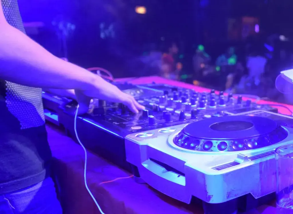 Ile bierze DJ? Poznaj ceny i ukryte koszty wynajmu artysty