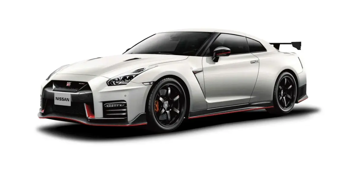 Biały Nissan GT-R Nismo z czerwonymi akcentami, sportowym spojlerem i czarnymi felgami.