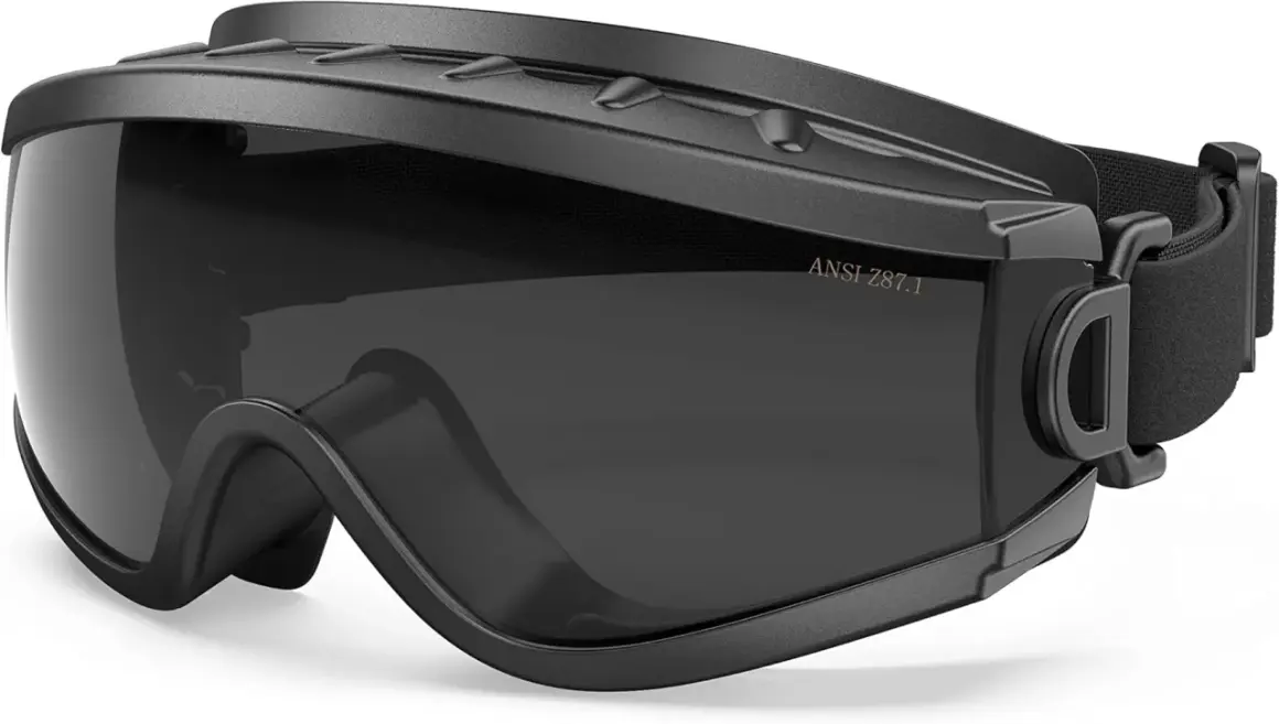 Gafas de protección airsoft negras, con lente ahumada y banda ajustable. Ideales para proteger tus ojos en cualquier partida.
