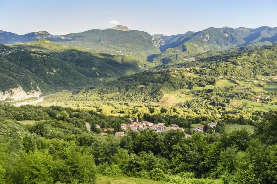 Un borgo incastonato tra le verdi colline dell'Appennino Tosco-Emiliano, un paesaggio da cartolina che incanta.