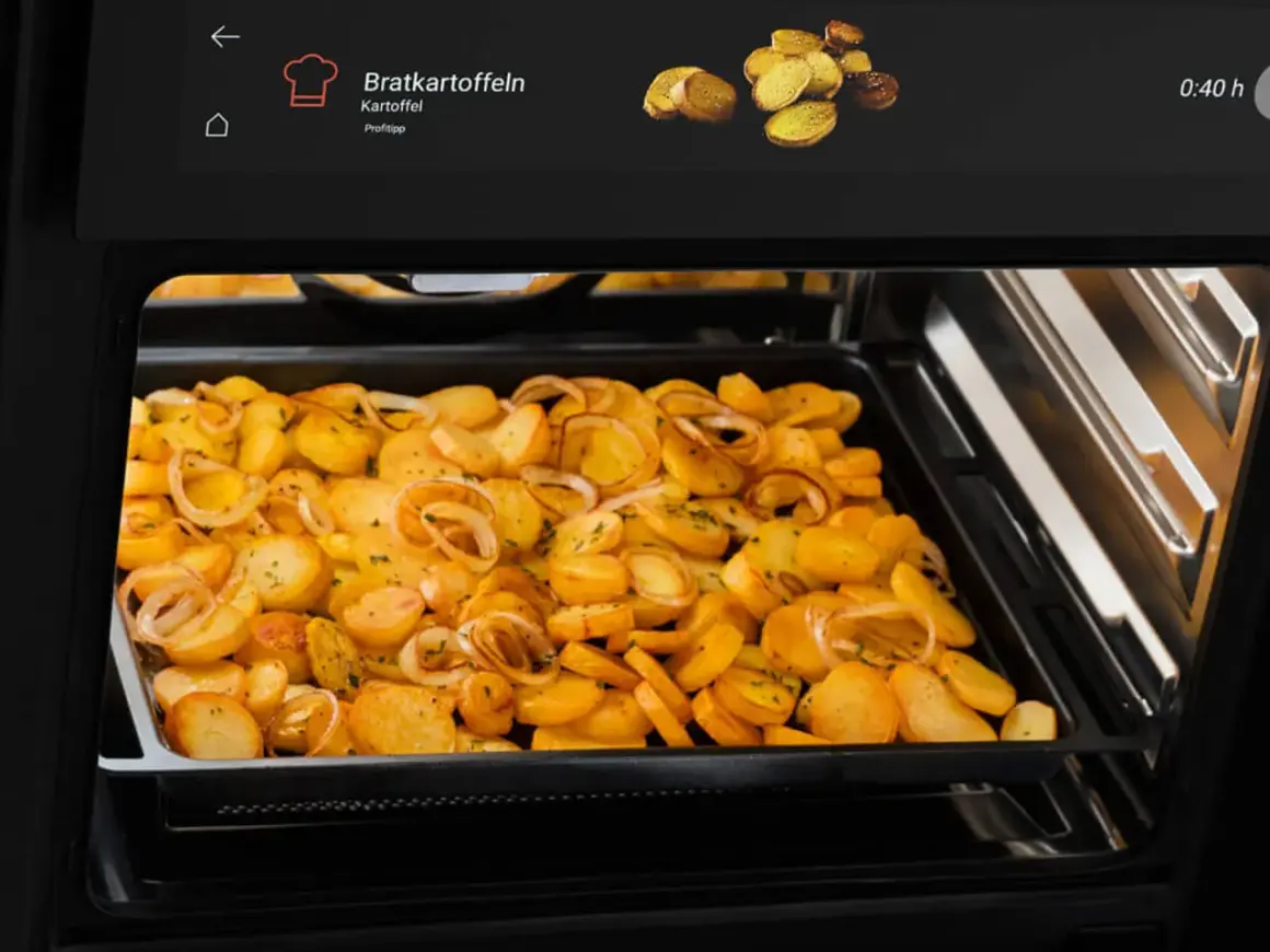 Bratkartoffeln mit Zwiebeln garen im Ofen. So funktioniert ein Ofen: Ober-/Unterhitze für knusprige Kartoffeln.