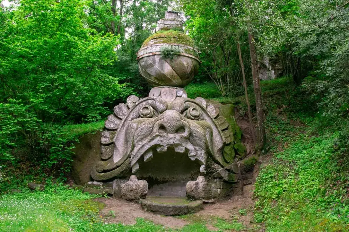 Mostro terrificante nel sacro bosco, con la bocca spalancata e una sfera in cima.