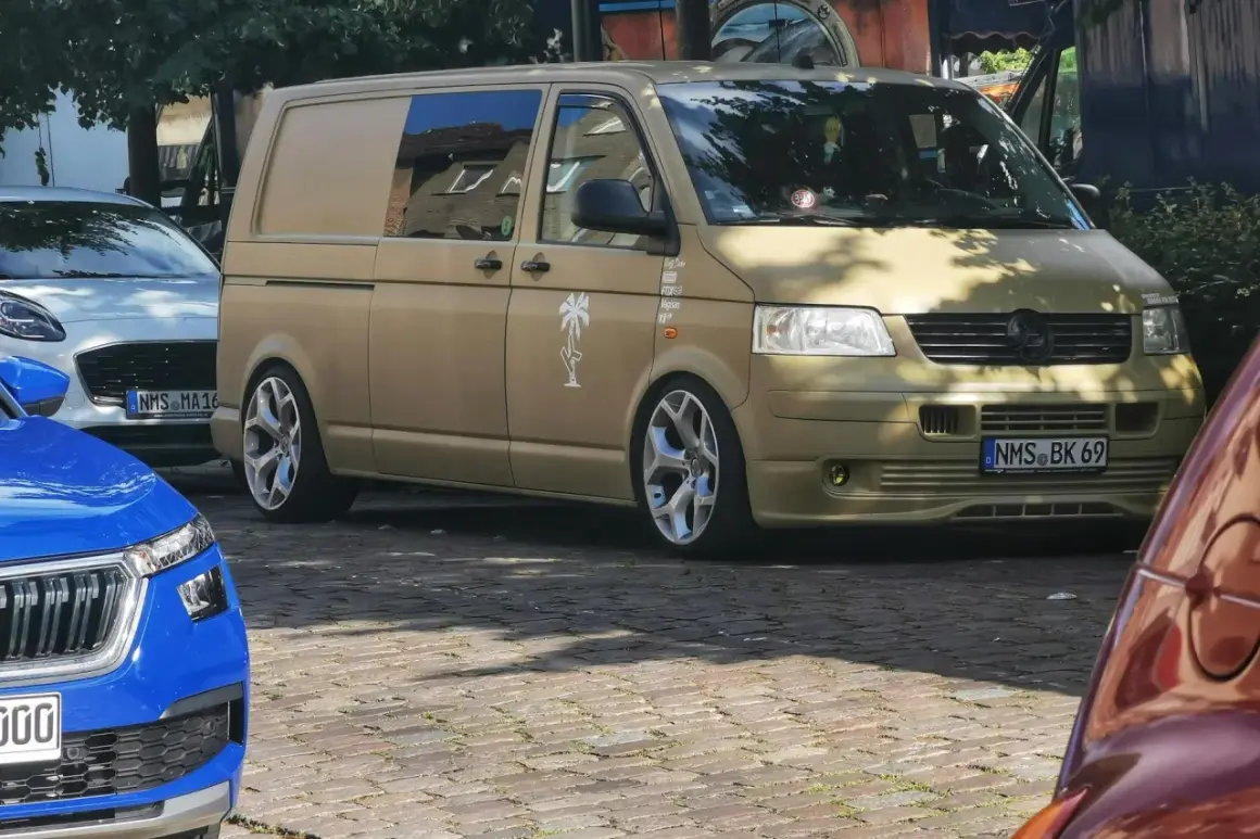 Złoty bus, przeróbka busa na kampera przepisy. Stylowe felgi i naklejki dodają mu charakteru.