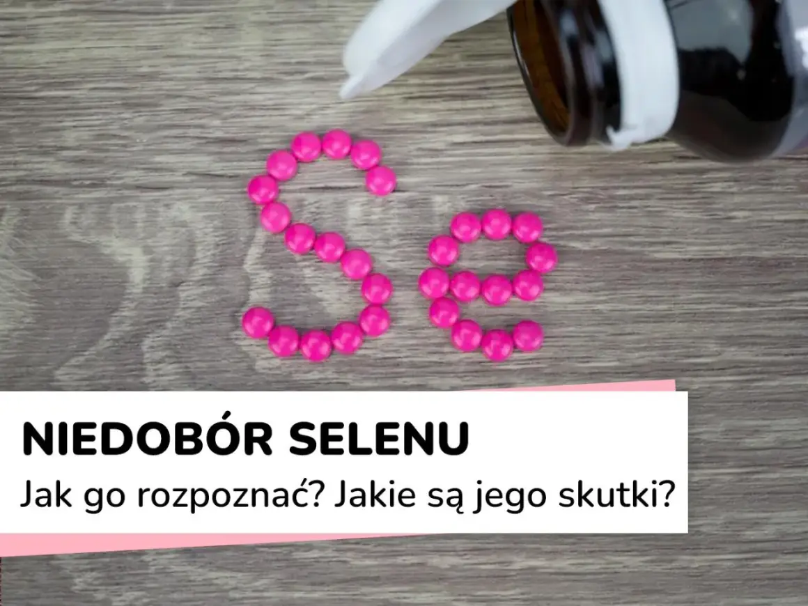 Różowe tabletki ułożone w symbol "Se" na drewnianym tle. Pod spodem napis: "Niedobór selenu. Jak go rozpoznać? Jakie są jego skutki?".