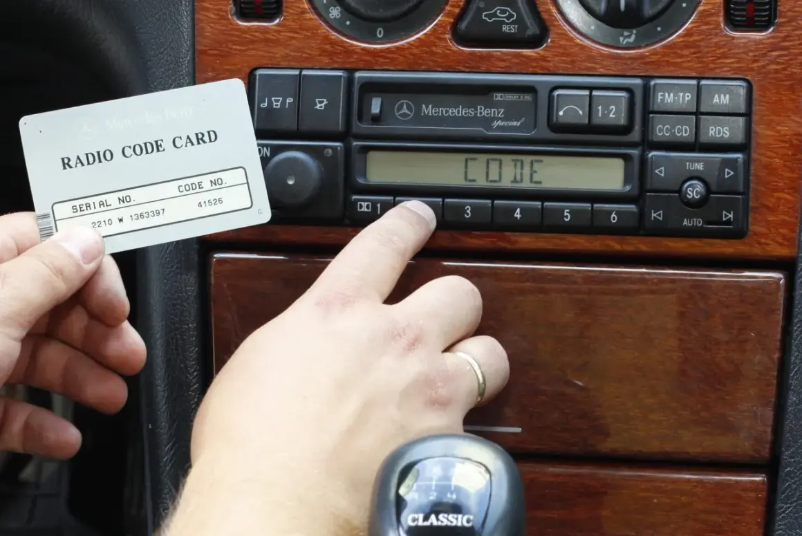 Karta z kodem radia Mercedes-Benz i palec wprowadzający kod. Dowiedz się, jak odblokować radio po wpisaniu złego kodu.
